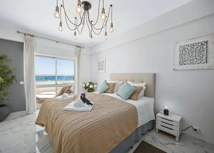 Stylish Algarve Apartment With Spacious Terrace & Sea Views